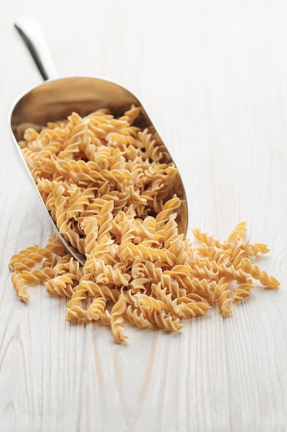 Kikkererwtenboon fusilli pasta op een houten ondergrond