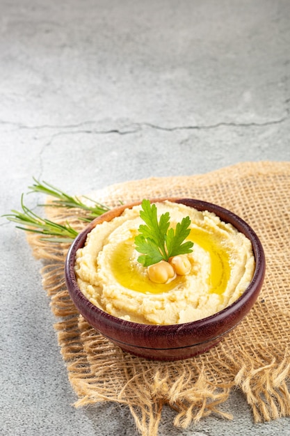 Kikkererwtenhummus met olijfolie in de kom