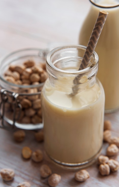 Kikkererwtenmelk met kikkererwten op tafel