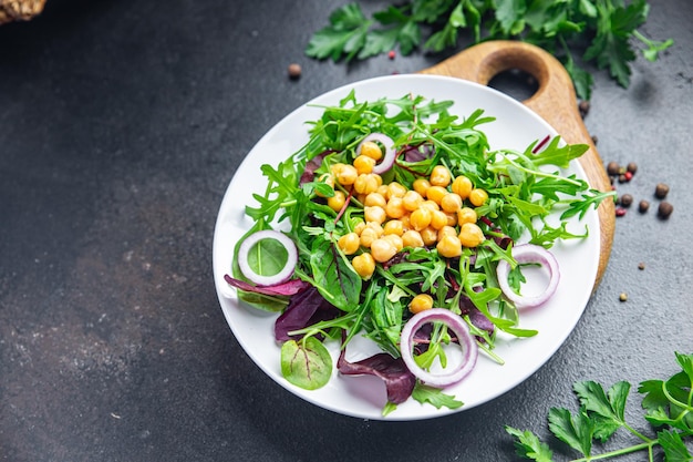 kikkererwtensalade groene bladsla mix verse gezonde maaltijd voedsel dieet snack op tafel kopieer ruimte