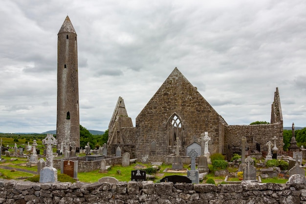 Монастырь Килмакдуа и Круглая башня в Ирландии