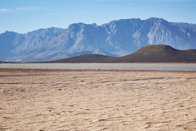 Kilometers leegte shot van een desolaat landschap overdag met een uitgedroogd dammetje in het midden