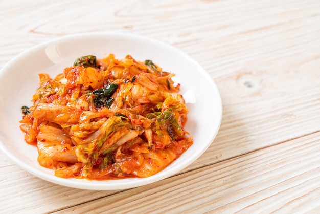 접시에 김치 배추-한국 전통 음식 스타일