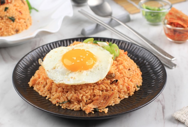 Kimchi Fried Rice met Fried Sunny Side Egg bovenop Koreaans eten