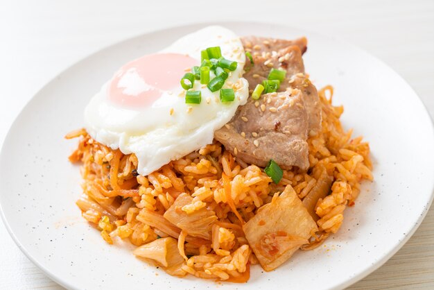 目玉焼きと豚肉のキムチポックム-韓国料理スタイル