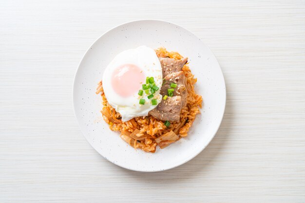 目玉焼きと豚肉のキムチポックム-韓国料理スタイル