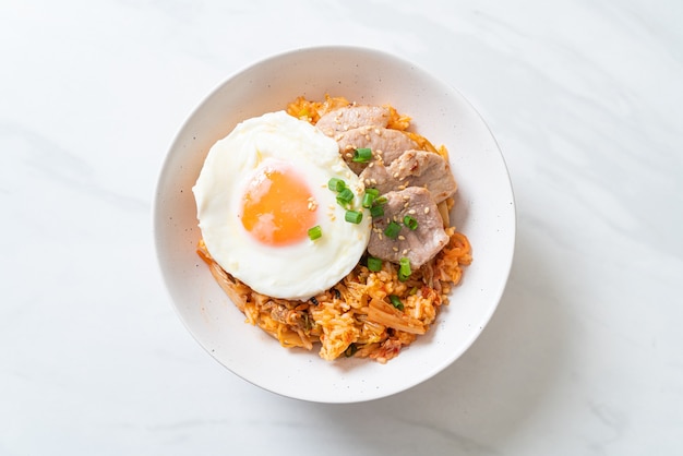 目玉焼きと豚肉のキムチポックム-韓国料理スタイル