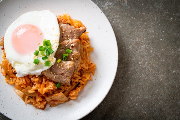 目玉焼きと豚肉のキムチポックム-韓国料理スタイル