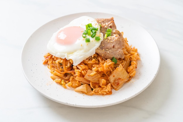 キムチポックムと目玉焼きと豚肉の炒め物