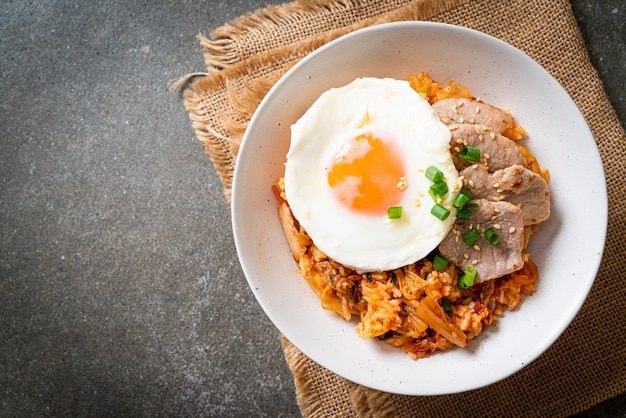 Photo kimchi fried rice with fried egg and pork