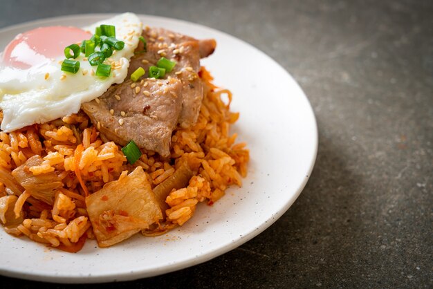Kimchi gebakken rijst met gebakken ei en varkensvlees - Koreaans eten