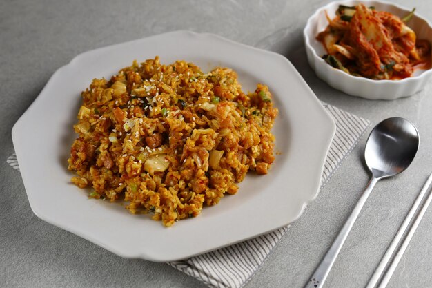 kimchi gebakken rijst of kimchi bokkeumbap met witte sesam is Koreaans eten gemaakt van rijst en kimchi