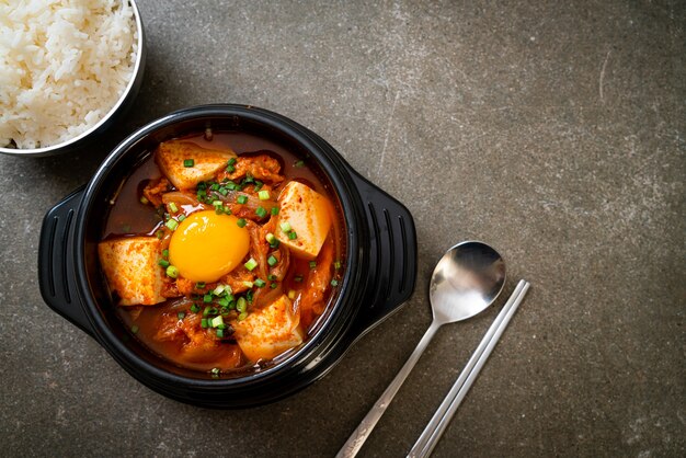 '김치 찌개'또는 두부와 계란을 곁들인 김치국 또는 김치 찌개. 한국 음식 전통 스타일