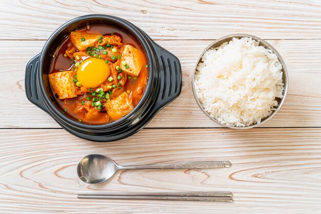 김치 찌개 또는 두부와 계란을 곁들인 김치 스프 또는 한국 김치 찌개