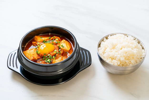 김치 찌개 또는 두부와 계란을 곁들인 김치 스프 또는 한국 김치 찌개