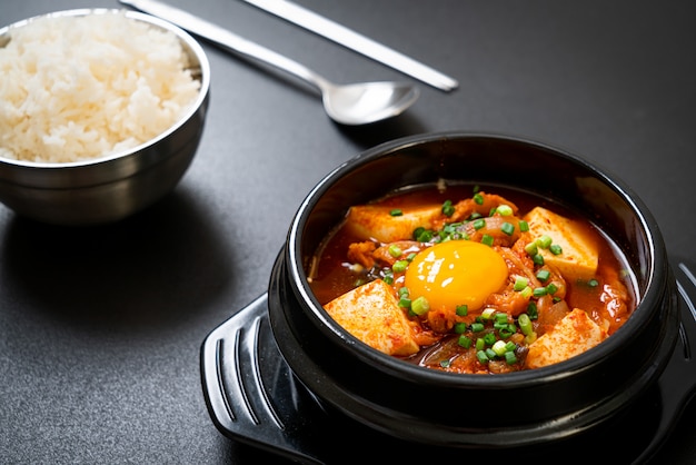 'kimchi jjigae' o zuppa di kimchi con tofu e uovo o stufato di kimchi coreano