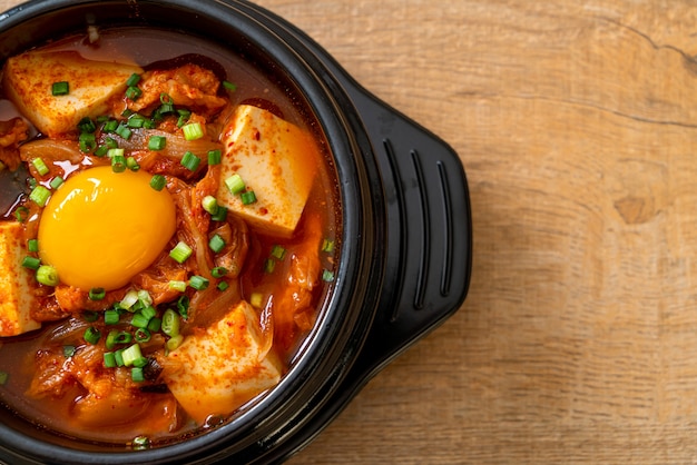 'Kimchi Jjigae' of Kimchi-soep met tofu en ei of Koreaanse Kimchi-stoofpot - Koreaans eten in traditionele stijl