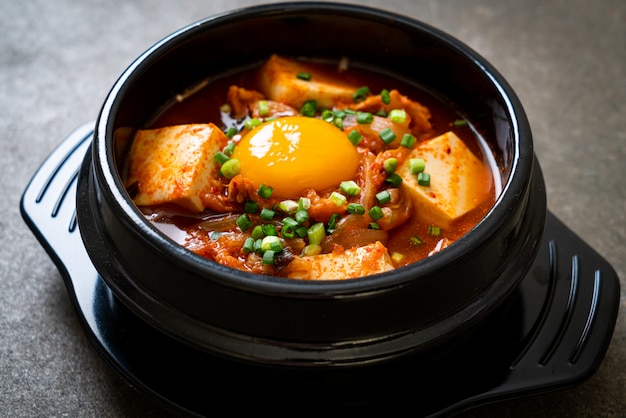 'Kimchi Jjigae' of Kimchi-soep met tofu en ei of Koreaanse Kimchi-stoofpot