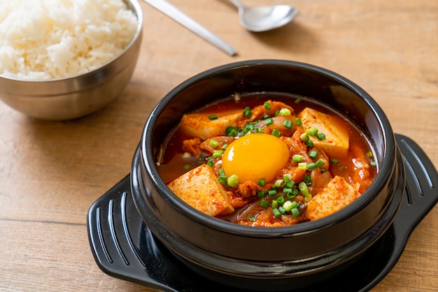 'Kimchi Jjigae' of Kimchi-soep met tofu en ei of Koreaanse Kimchi-stoofpot