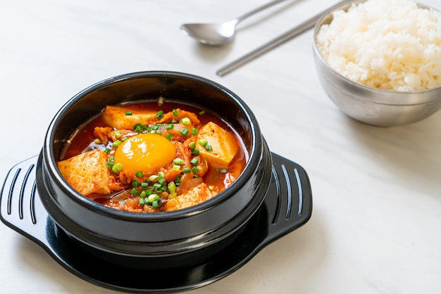 'kimchi jjigae' of kimchi-soep met tofu en ei