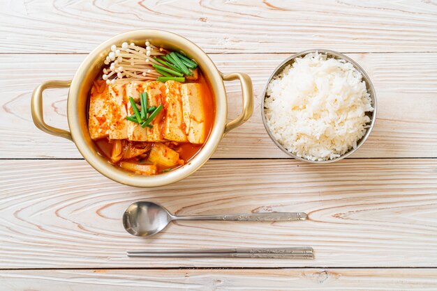 'Kimchi Jjigae' of Kimchi-soep met zachte tofu of Koreaanse Kimchi-stoofpot