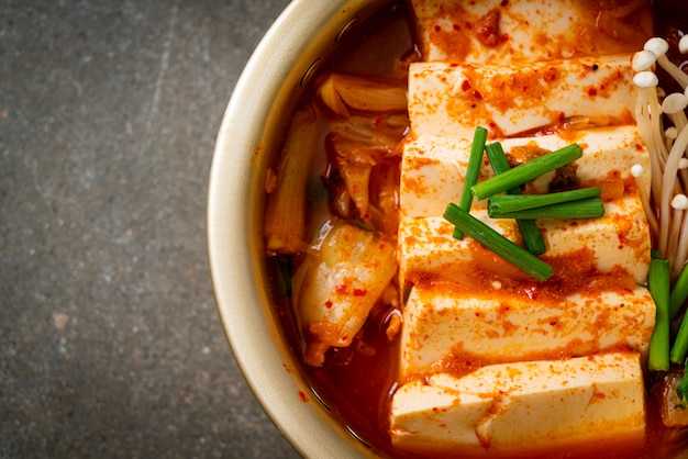 'kimchi jjigae' of kimchi-soep met zachte tofu of koreaanse kimchi-stoofpot