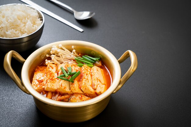 'Kimchi Jjigae' of Kimchi-soep met zachte tofu