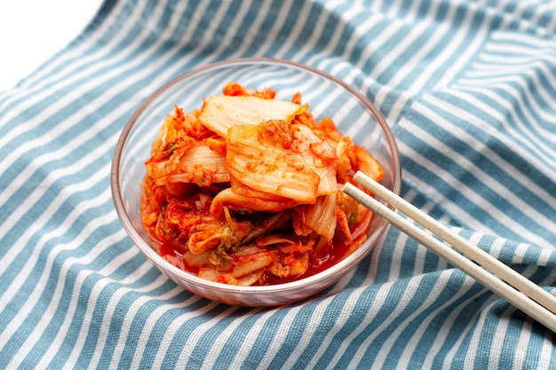 Фото Корейское блюдо кимчи из пряных ферментированных овощей