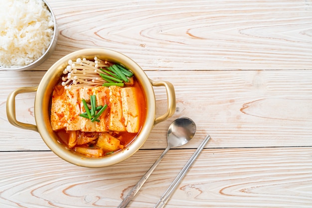 Kimchi-soep met tofu en ei