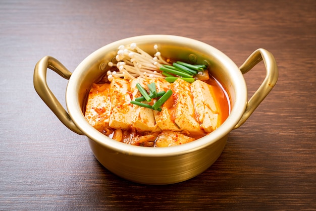 Kimchi-soep met tofu en ei