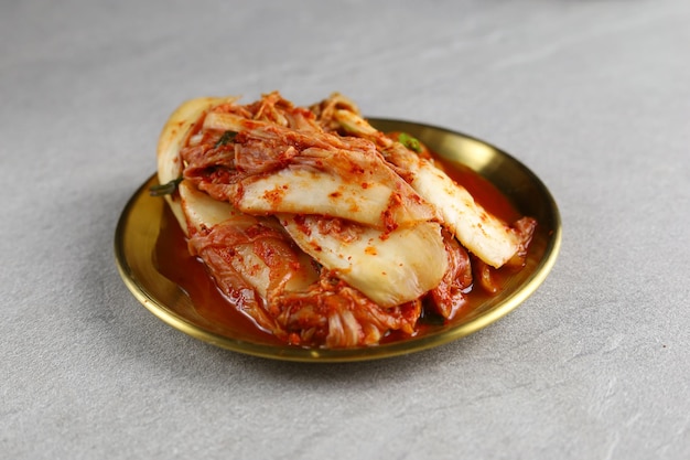 김치는 한국 요리의 필수품으로 소금에 절이고 발효된 야채를 곁들인 전통 반찬입니다.