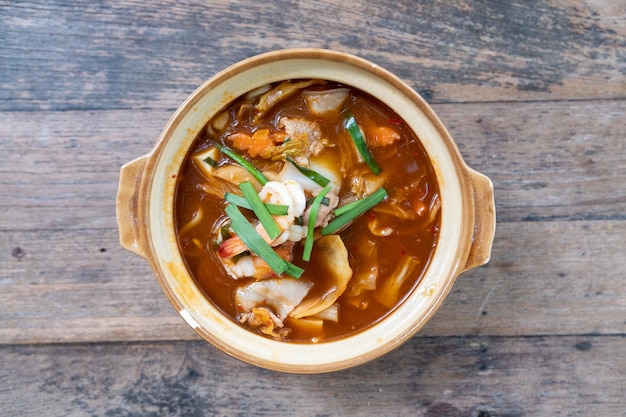 사진 김치 수프에 새우와 돼지고기를 넣은 김치 우동 아시아 음식 스타일