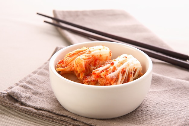 Foto kimchi con le bacchette, cibo coreano