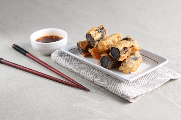 Киммари или Гиммари, корейская жареная закуска в темпуре из морских водорослей (лейвер), фаршированный рулетом
