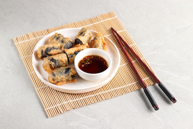 Kimmari o gimmari, tempura di spuntino fritto coreano a base di rotolo di alghe (laver) ripieno