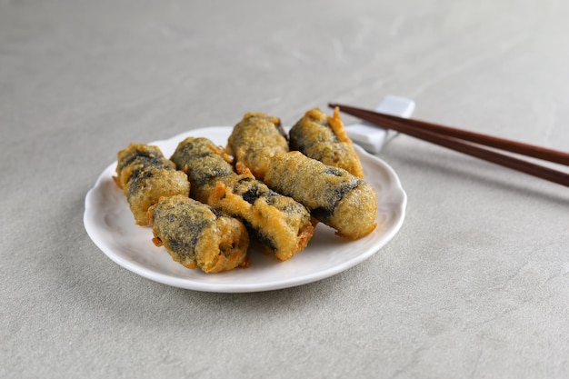 Kimmari of Gimmari Koreaanse Gefrituurde Snack Tempura Gemaakt van Zeewier Laver Roll Gevuld a