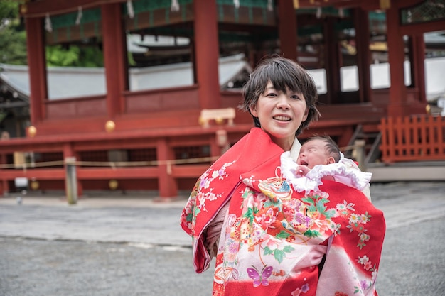 着物の日本人の母親と赤ちゃん