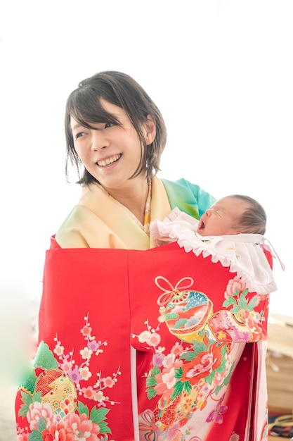 着物の日本人女性と泣いている赤ちゃん