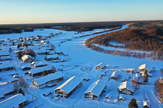 Vista dall'alto del villaggio di kimzha, paesaggio invernale distretto russo di arkhangelsk del nord