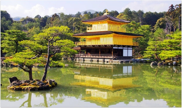 Foto il padiglione del santuario di kinakuji vicino al lago