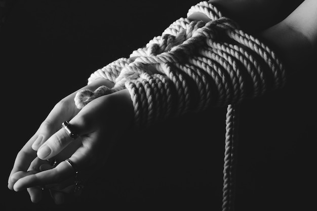 Kinbaku Shibari vrouw handen vastgebonden met touw