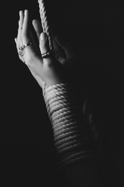 Photo kinbaku shibari woman's hands tied with rope