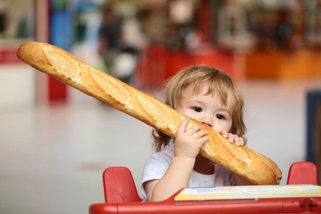 Foto kind baby eet frans stokbrood wit brood