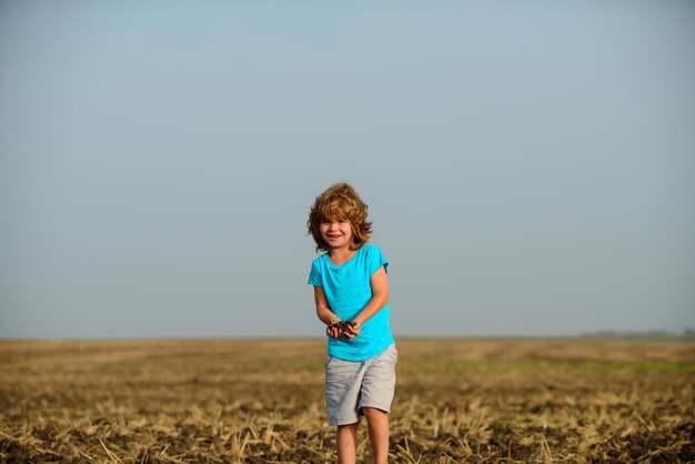 Kind bedrijf in handen grond aarde dag concept