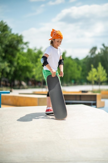 Kind bereidt zich voor op skateboarden op het sportveld