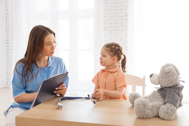 kind bij de ontvangst van een kinderarts