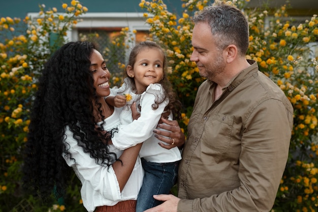 Kind brengt tijd door met hun ouders