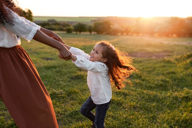 Foto kind brengt tijd door met hun ouders