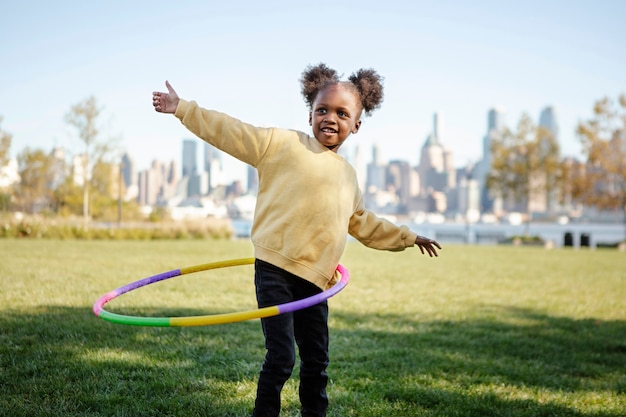 Kind buiten spelen in het park