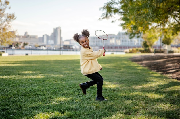 Kind buiten spelen in het park